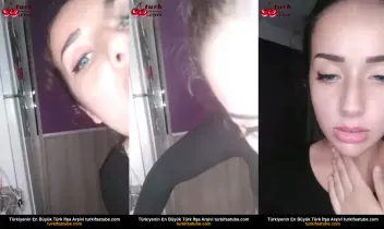 Genç Kız Mavi Gözüyle Çıplak Memelerini Gösterdi